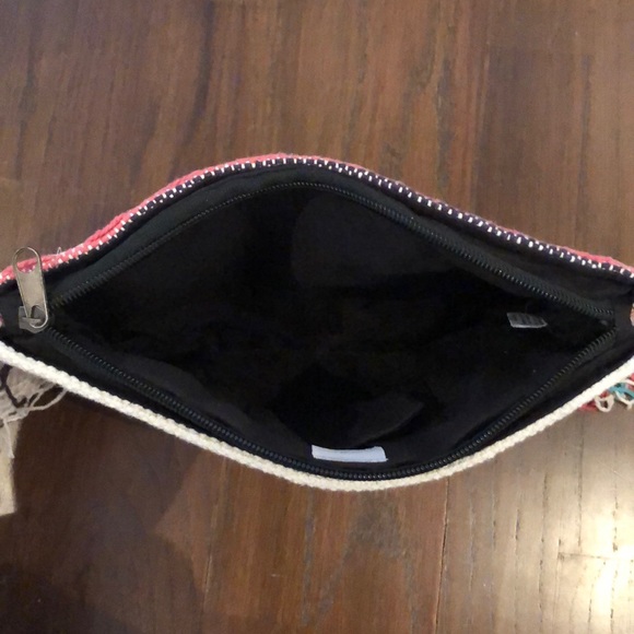 “LOVE” toiletry bag with fringe - Picture 3 of 3